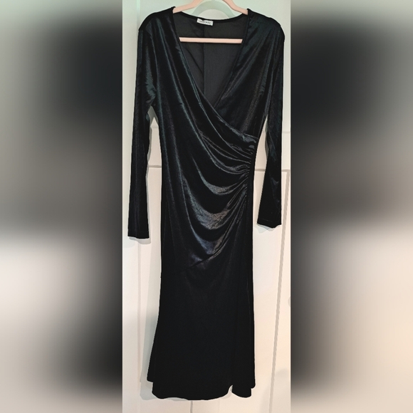 NEW Long Sleeve V‐Neck Velvet Wrap Dress (Black) - ZABERRY - Picture 4 of 7